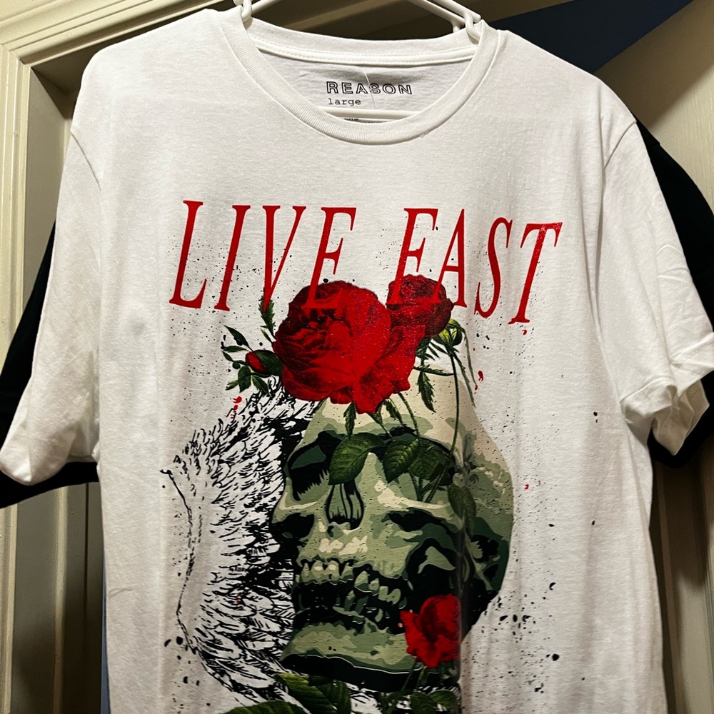White Live fast T-shirt with skulls and roses